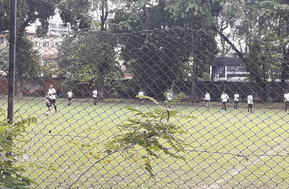 O campo de futebol da Escola de Educação Física e Desportos, na Praia Vermelha, sendo usado por atletas do Atlético Barra da Tijuca — Foto: Silvana Sá / Divulgação 