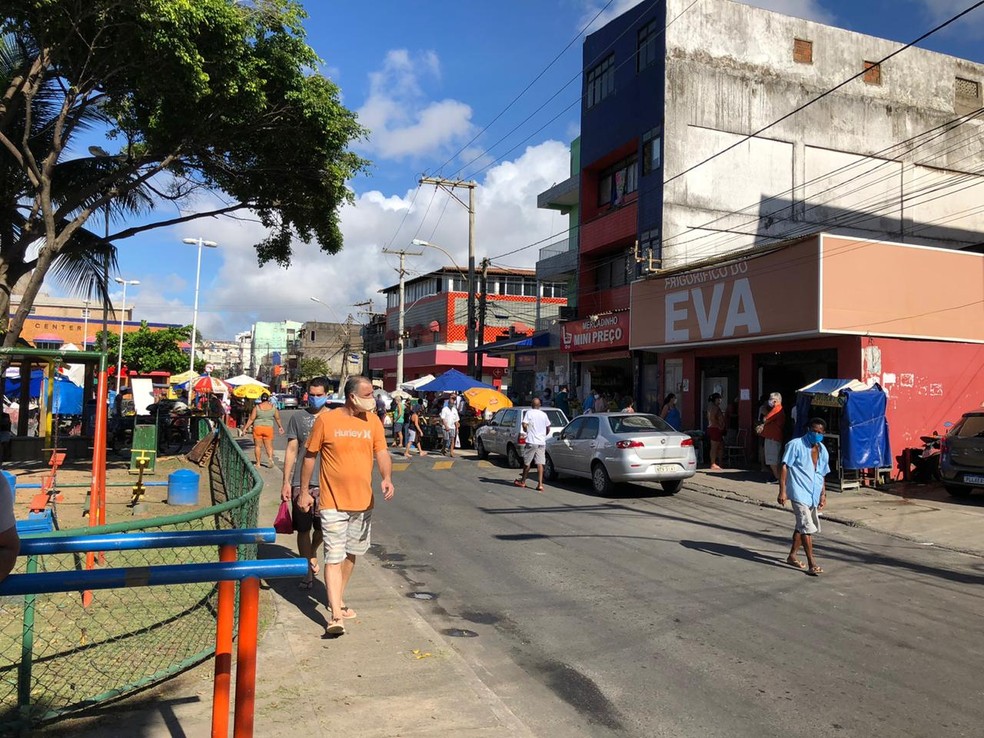 Um dia antes de medidas restritivas começarem, bairro da Boca do Rio tem  aglomeração de pessoas e movimento intenso | Bahia | G1