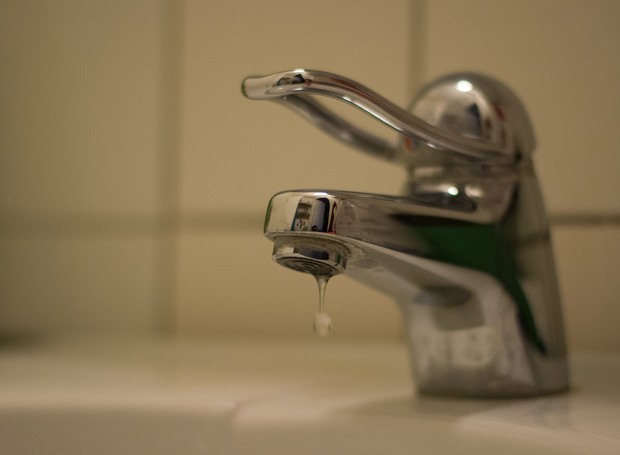 Fechar o registro de água evita que torneiras e chuveiros fiquem pingando (Foto: Pxfuel/CreativeCommons)