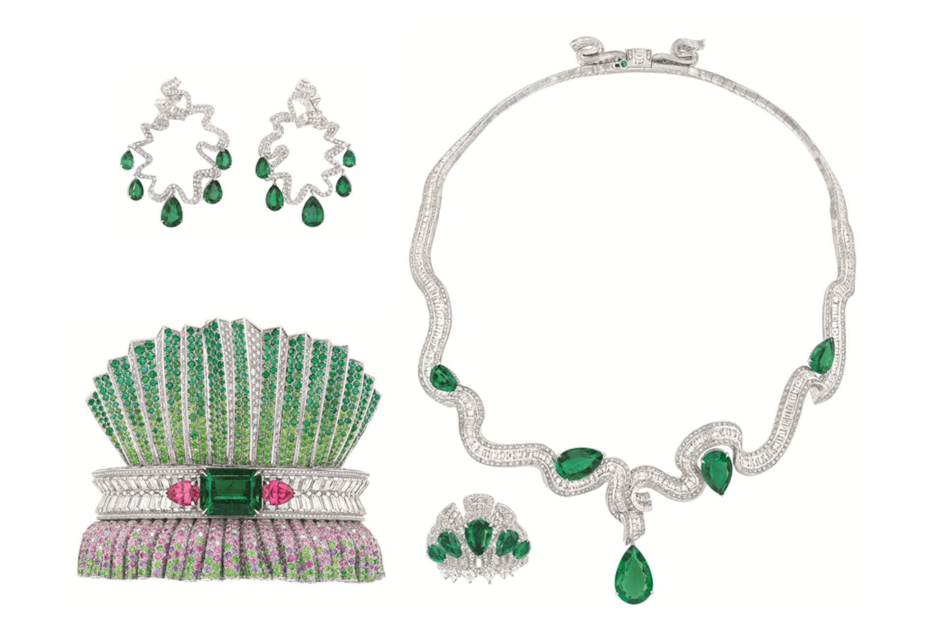 A matching set of emeralds and diamonds with a bangle made of white gold, diamonds, sapphires, emeralds, demantoid garnets and orangy-pink spinels, all inspired by Dior’s 1947 Bar outfit (Foto:  )