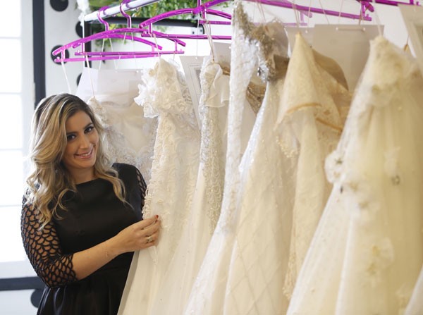 A estilista Carol Hungria dá sugestões de vestidos de noiva para cada tipo de casamento (Foto: Divulgação)