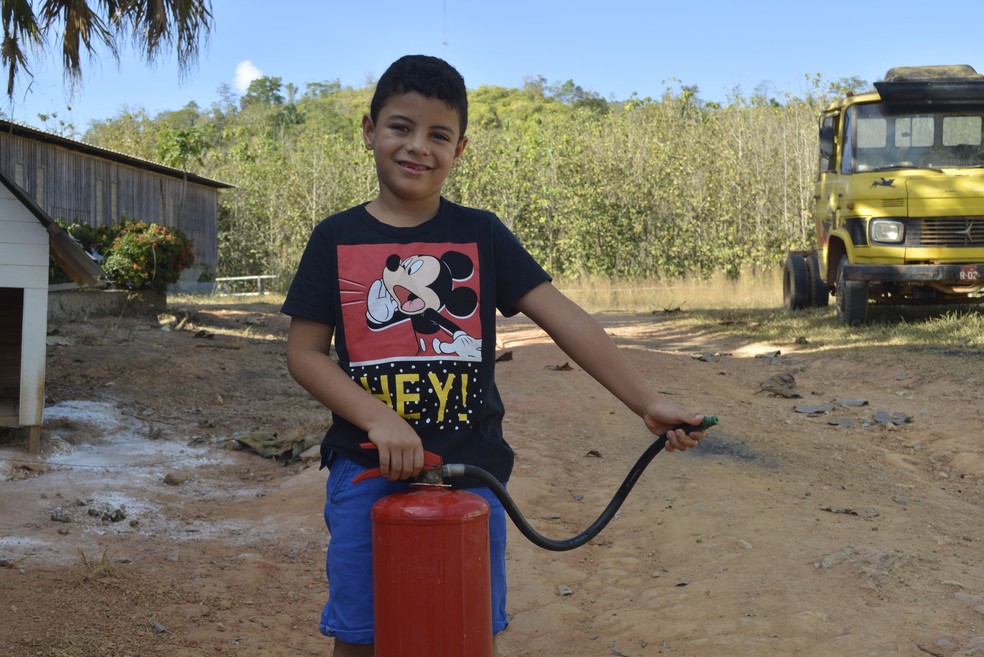 M&atilde;e sonha que Henzo se torne bombeiro quando ficar adulto (Foto: Arquivo Pessoal)