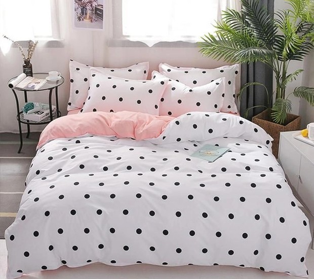 Com ar retrô e romântico, o jogo de cama com seis peças inclui até o edredom com poás e rosa (Foto: Reprodução / Shoptime)