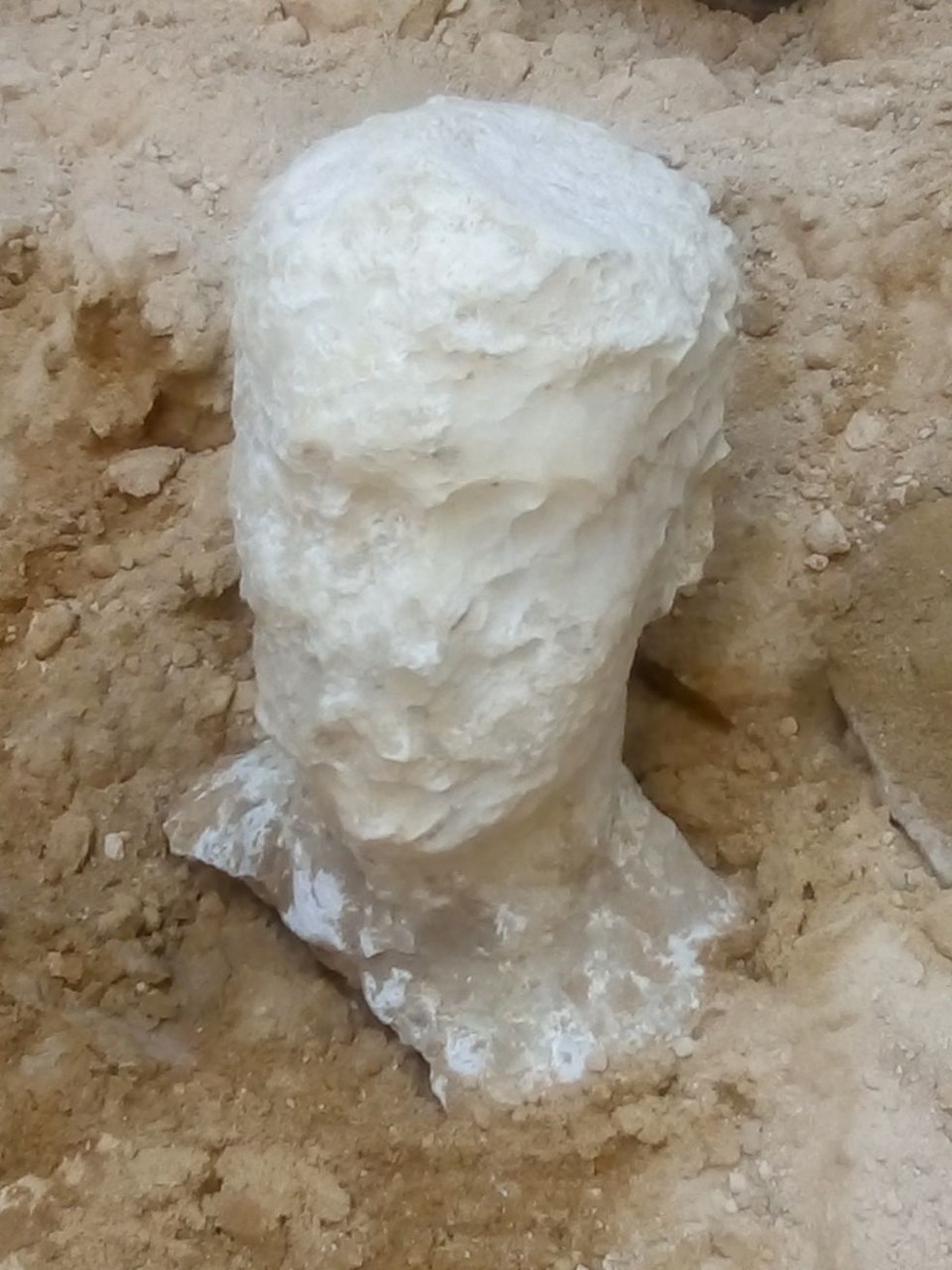  Foto divulgada em 1º de julho mostra a ‘cabeça’ de um homem encontrada em um túmulo antigo que remonta a dinastia ptolemaica (Foto: Ministério de Antiguidades do Egito/AFP)