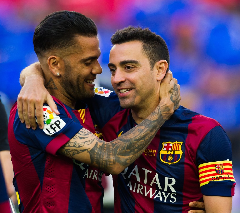 Daniel Alves e Xavi Hernández pelo Barcelona em 2015 — Foto: Alex Caparros/Getty Images