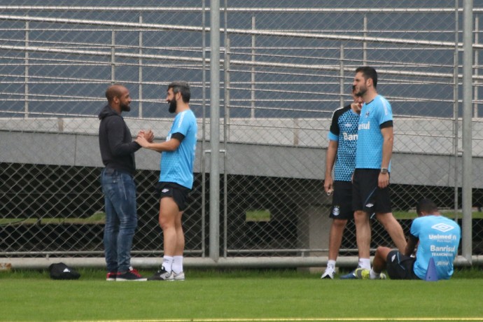 Fellipe Bastos se despede do grupo do Grêmio em CT após acertar saída