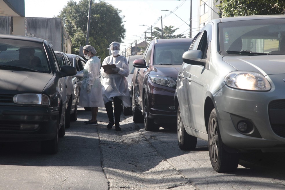 Carros formam fila em ruas de Santos, SP, para testagem — Foto: Divulgação/ Prefeitura de Santos