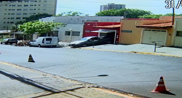 Câmera de segurança mostra picape saindo com o corpo de Fernanda Delarice (Foto: Reprodução)