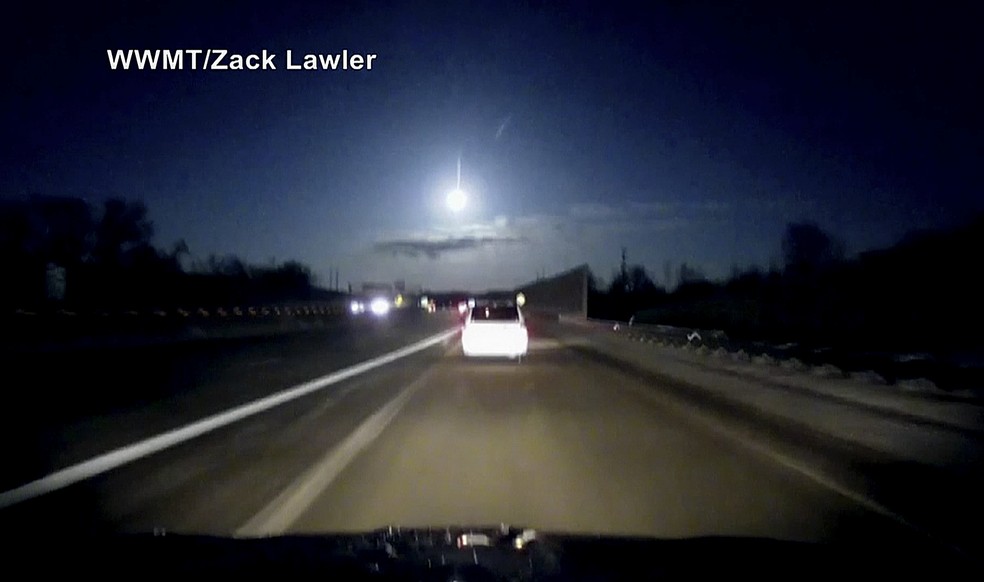 Câmera registrou o que seria o meteoro brilhando em rodovia no sul de Michigan, na terça-feira (16)  (Foto: Zack Lawler/WWMT via AP)