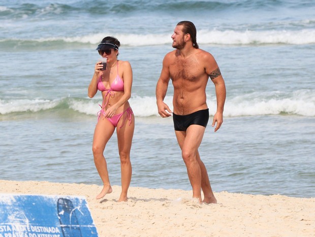 Diego Alemão curte dia de praia com a namorada Andresa Malucelli no Rio (Foto: AgNews/Fabricio Pioyani)