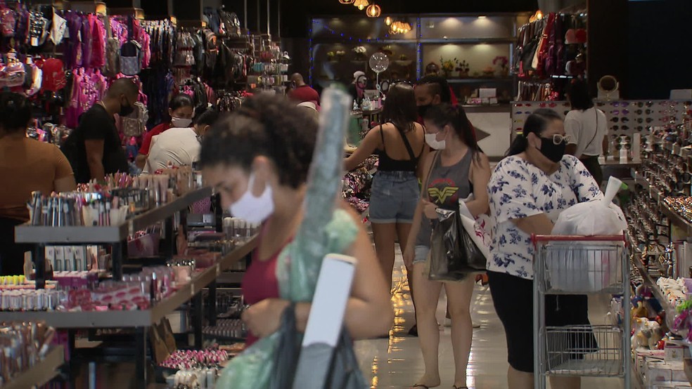 Movimento em loja no Centro do Recife — Foto: Reprodução/TV Globo