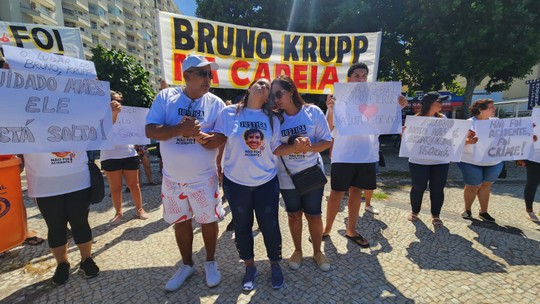 'Mataram meu filho e agora estão tentando me matar', diz mãe de João Gabriel em protesto contra soltura de Bruno Krupp