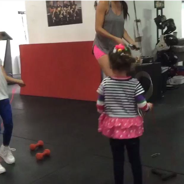 Adriana Lima pula corda com as filhas: quer jeito melhor de manter a forma? (Foto: Reprodução/ Instagram)
