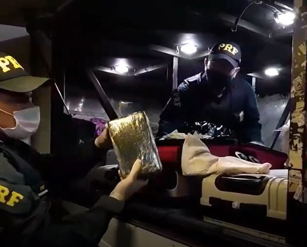 Pasta base de cocaína estava escondida em três malas no bagageiro de um ônibus interestadual com destino a Fortaleza. — Foto: PRF/ Divulgação