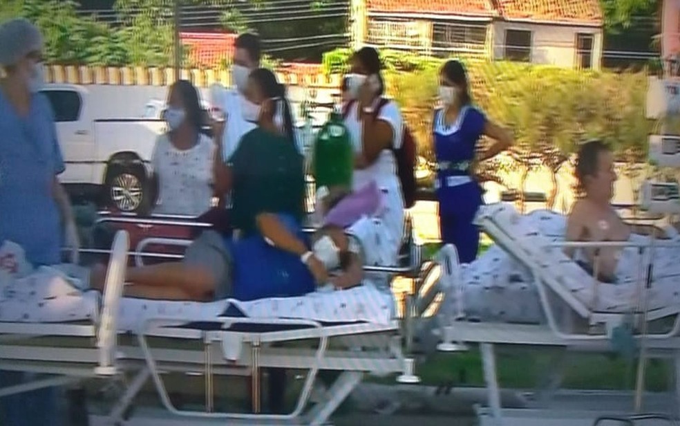 Pacientes sendo retirados da unidade — Foto: TV Sergipe/Reprodução