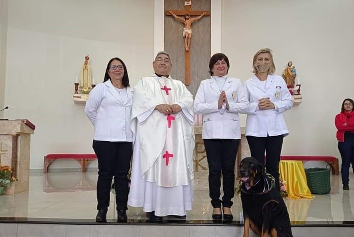 Morre cão Bento que acompanhava padre em missas, casamentos e outras cerimônias religiosas no interior de SP