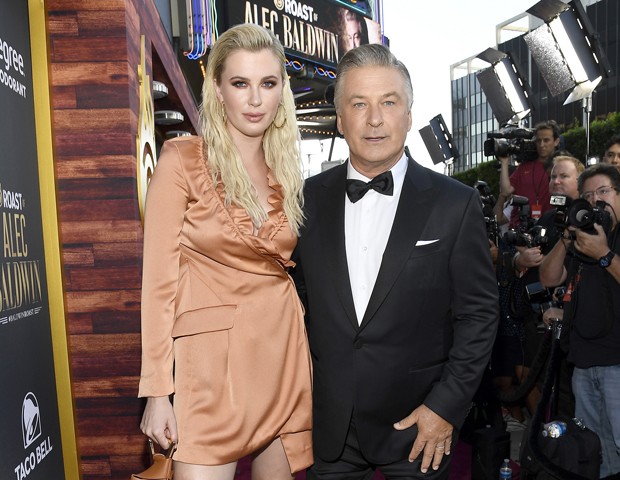 BEVERLY HILLS, CALIFORNIA - SEPTEMBER 07: Ireland Baldwin (L) and Alec Baldwin attend the Comedy Central Roast of Alec Baldwin at Saban Theatre on September 07, 2019 in Beverly Hills, California. (Photo by Kevork Djansezian/Getty Images for Comedy Central (Foto: Getty Images for Comedy Central)