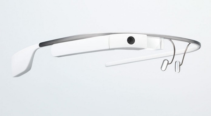 Na comparação com a versão antiga (foto), Google Glass tem prisma projetor de dados e microcomputador mais compacto, além de permitir que o usuário dobre o dispositivo e o adapte com maior facilidade a outras armações (Foto: Divulgação/Google)