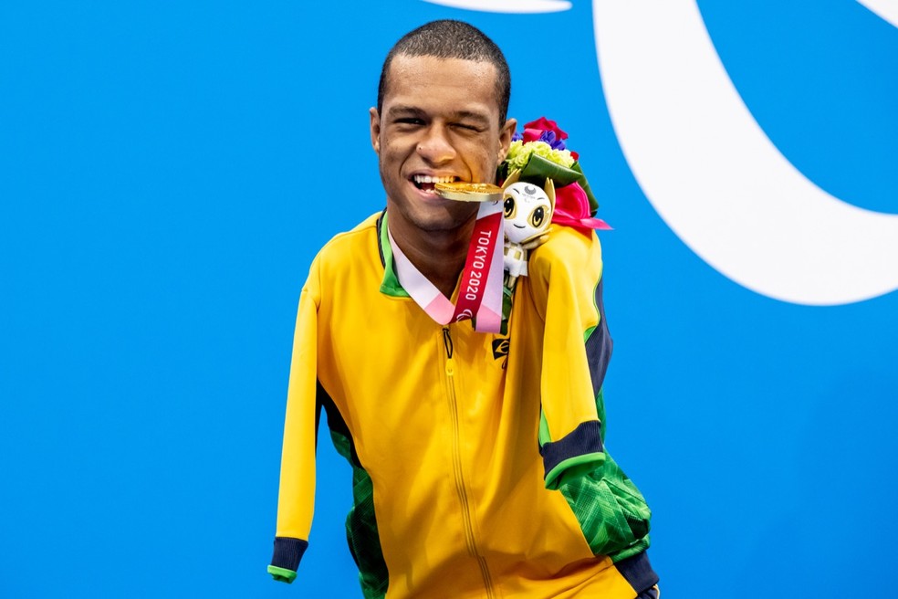 Gabriel Araújo é ouro nos 50m costas nas Paralimpíadas — Foto: Miriam Jeske/CPB