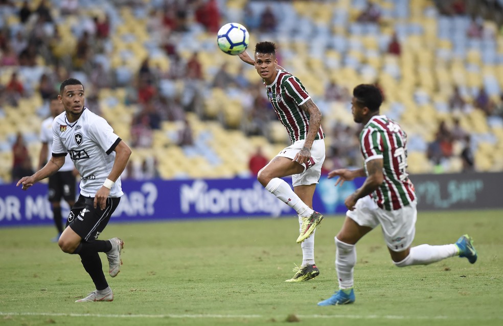 Gramado do Maraca estava em p&eacute;ssimo estado no cl&aacute;ssico entre Fluminense e Botafogo (Foto: Andre Dur&atilde;o)
