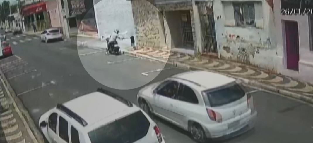 Criança de 5 anos tem celular roubado por motociclista no Centro de Mogi Mirim; veja imagens