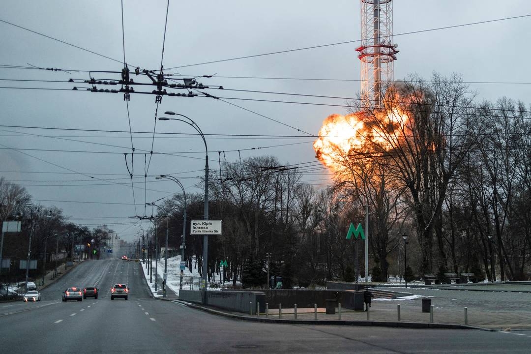 Forças russas atacam torre de TV em Kiev, diz governo ucraniano
