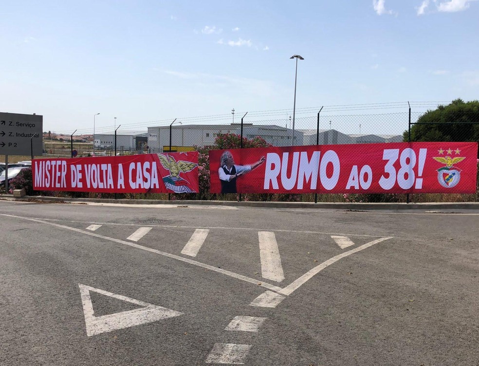 Faixas na parte externa de aeroporto celebram volta de Jorge Jesus ao Benfica — Foto: Leonardo Monteiro