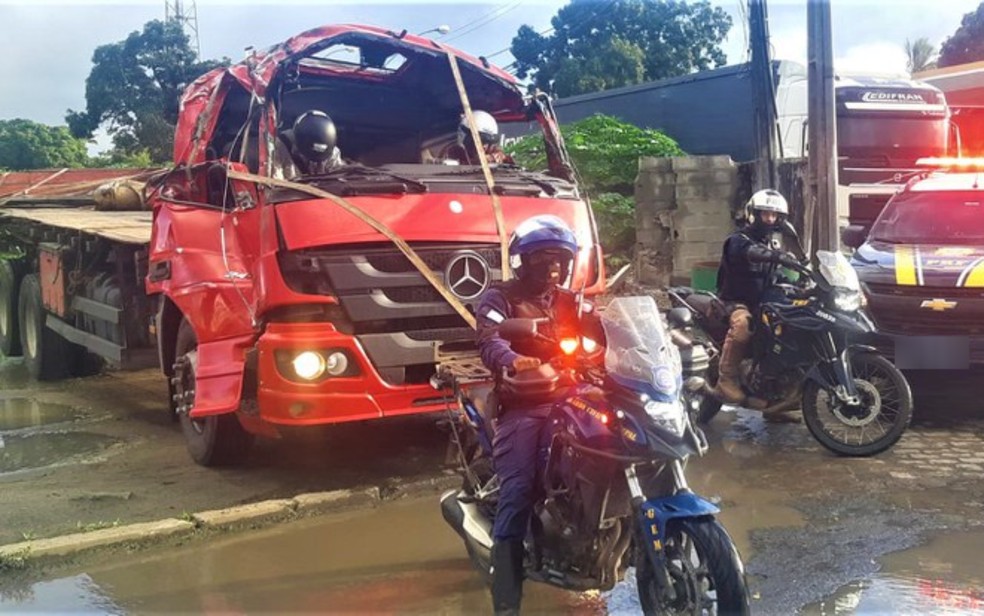 Motorista é flagrado enquanto dirigia caminhão com cabine destruída por acidente na BA — Foto: Divulgação/PRF