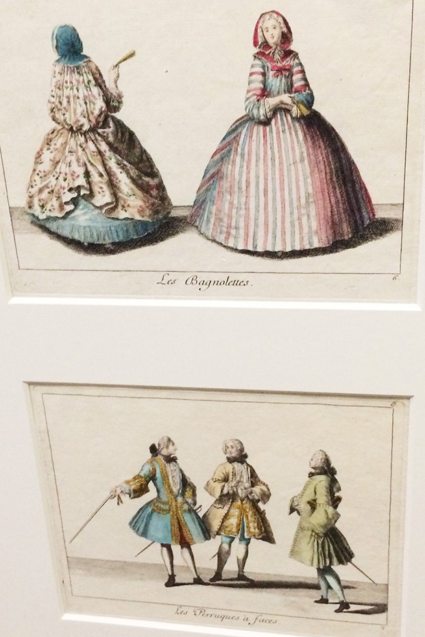 Above: shoulder capes with hoods; below: wigs on gentlemen. Both from Recueil des differentes modes du tems, 1729, Antoine Herisset, hand-coloured engraving (Foto: Rijksmuseum)
