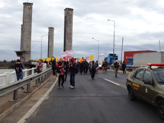 Manifestantes bloqueiam ponte do Guaíba, em Porto Alegre (Foto: Roberta Salinet/RBS TV)