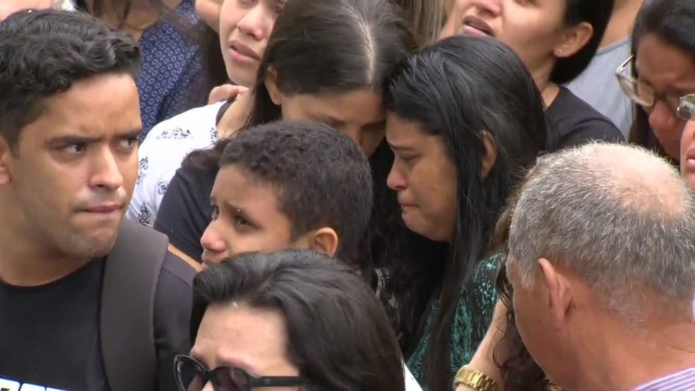 Mulher se Francisco se emociona durante despedida do marido — Foto: Reprodução/ TV Globo