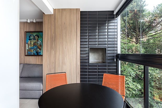 Painel de madeira transforma apartamento de 70 m² (Foto: Eduardo Macarios)