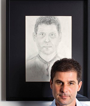 Na sala da presidência da Nextel,  Chaia e o autorretrato: ele ficou observando o próprio rosto durante meses antes de pintar o quadro (Foto: Beto Riginik)