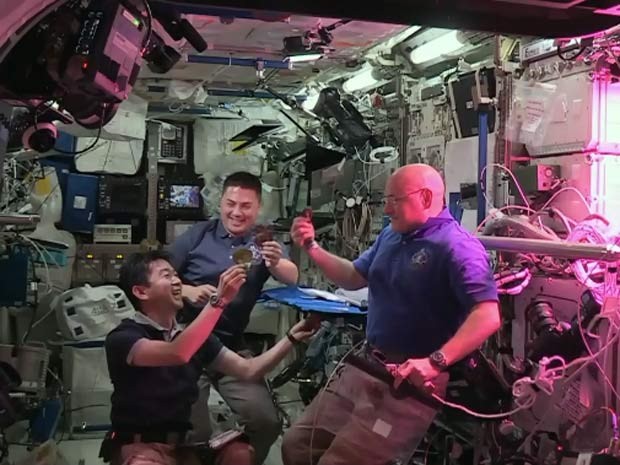 Astronautas provam alface cultivada na Estaçã Espacial  (Foto: Nasa TV)