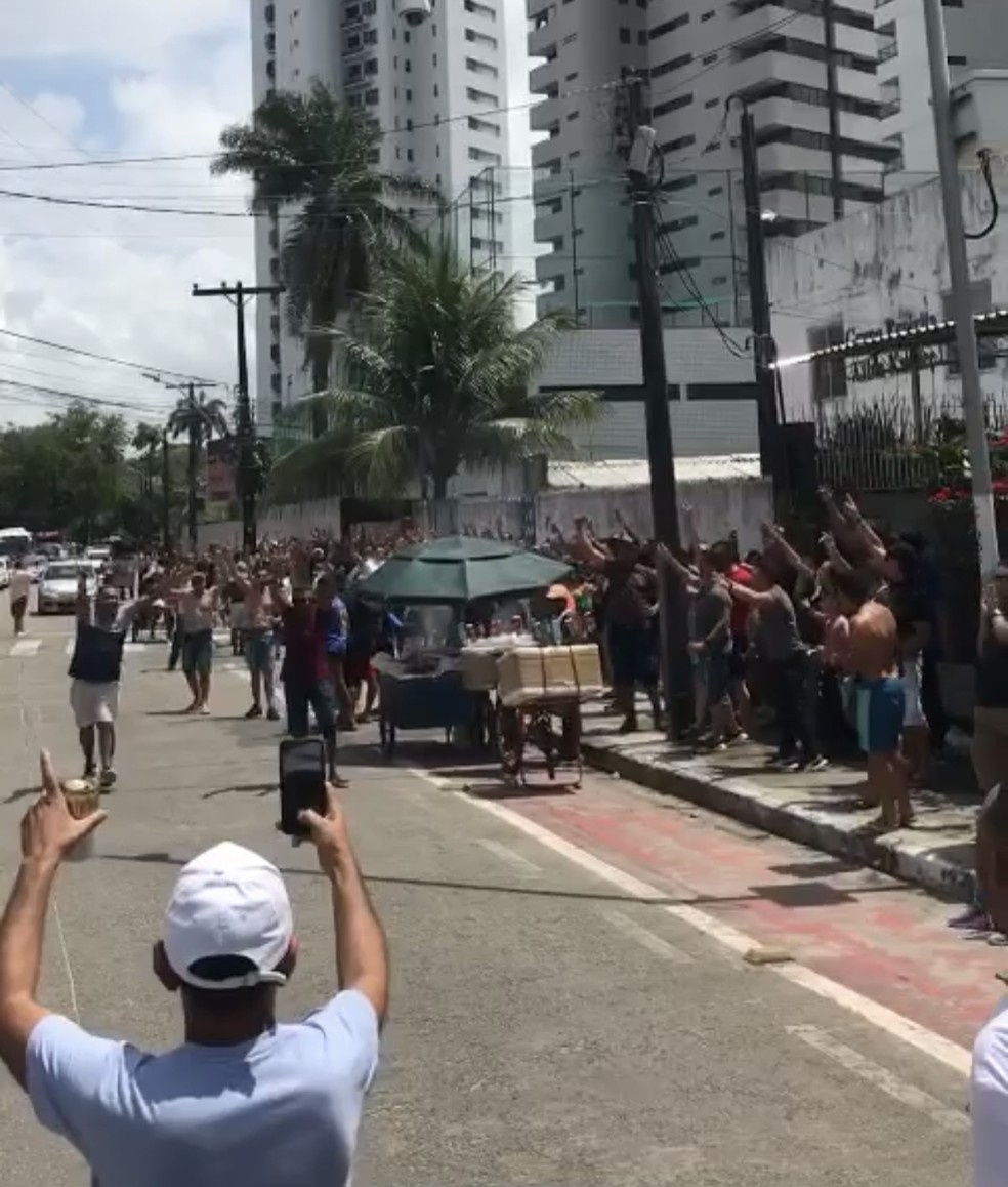 Torcida do Vasco fez fila desde 7h para comprar ingresso na Ilha do Retiro — Foto: Reprodução
