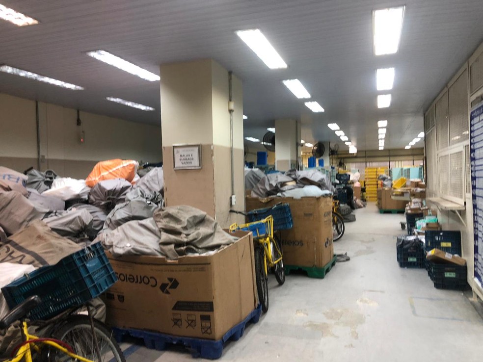 O Centro de Distribuição Leblon, unidade responsável por fazer a triagem das entregas da Zona Sul, está lotado — Foto: Arquivo pessoal