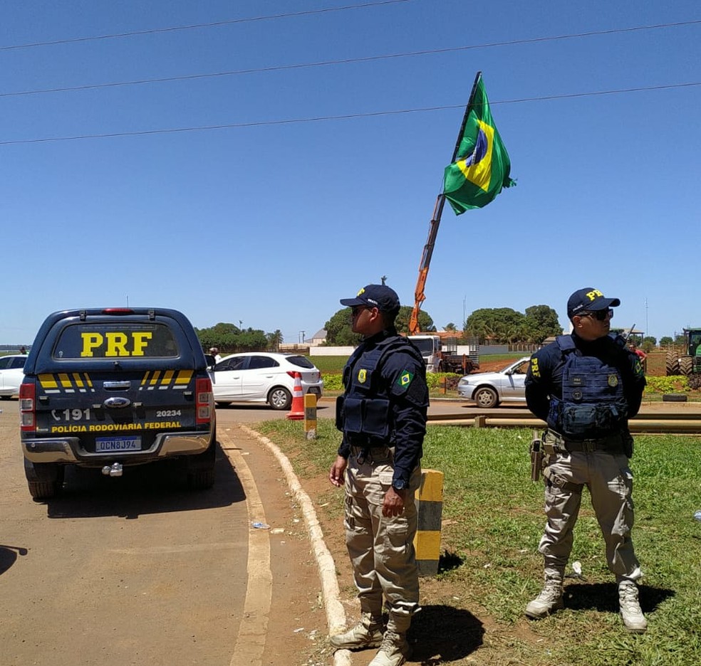 PRF desobstrui rodovias federais de MT — Foto: PRF