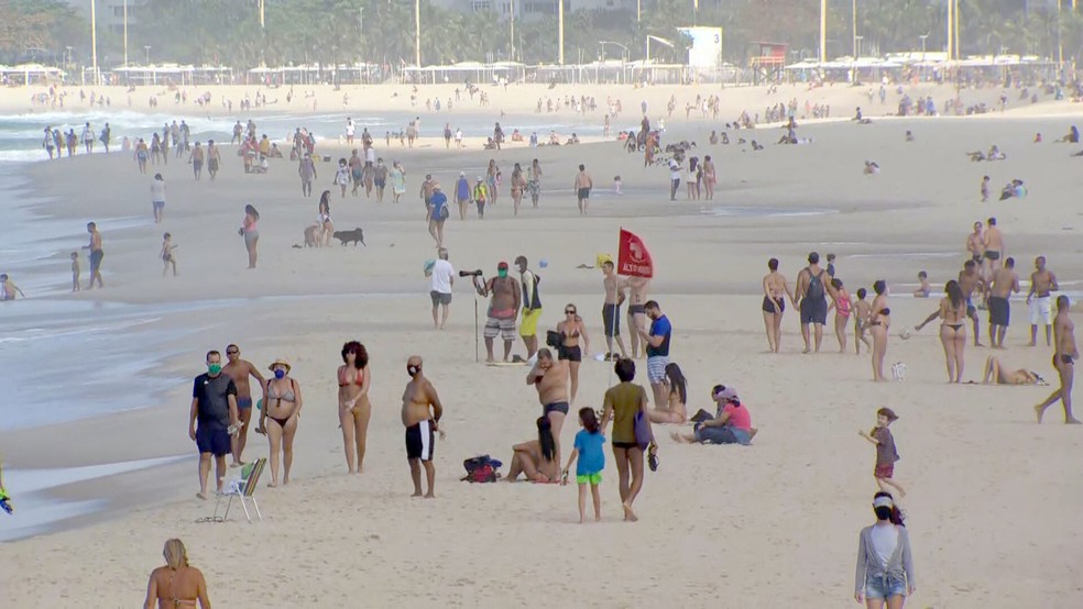 Banhistas na Praia do Leme — Foto: Reprodução/GloboNews