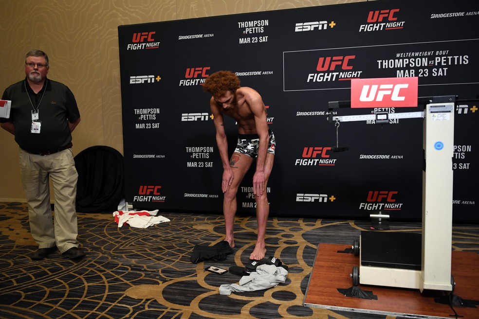 Luis Peña aparece bastante esgotado antes de subir à balança na pesagem do UFC Nashville — Foto: Jeff Bottari/Getty Images