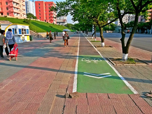 Pyongyang é geograficamente amigável para ciclistas, mas chegou a estabelecer no passado uma proibição do uso de bicicletas em seu centro, medida já cancelada (Foto: Jaka Krisnadi/Reuters)