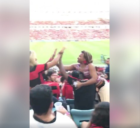 Torcedoras do Flamengo brigam por cadeira no Maracanã (Foto: reprodução )