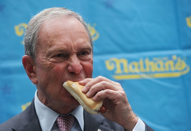 O prefeito de Nova York, Michael Bloomberg, experimenta um hot dog durante a cerimônia de pesagem dos candidados do campeonato (Foto: Mario Tama/Getty Images/AFP)