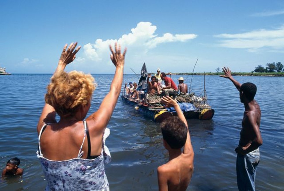 Durante a crise dos balseiros de meados da década de 1990, dezenas de milhares de cubanos se lançaram ao mar em balsas improvisadas para tentar chegar à costa dos EUA — muitos morreram tentando — Foto: GETTY IMAGES/via BBC