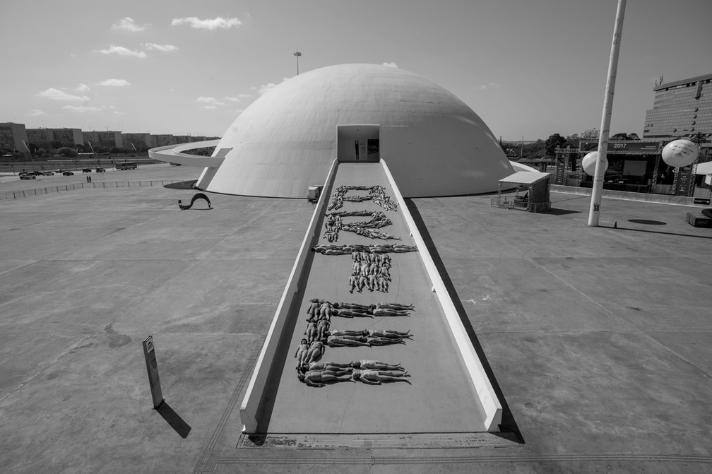 Modelos formam palavra 'arte' na rampa do Museu Nacional, em Brasília (Foto: Kazuo Okubo/Divulgação)