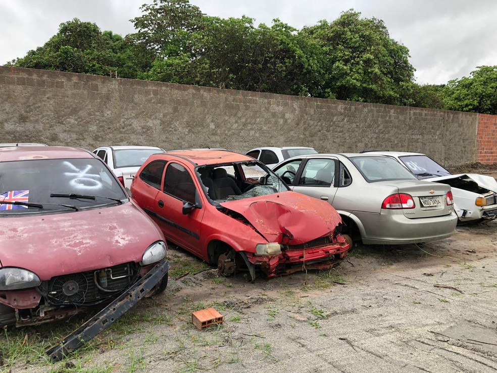 Veículos apreendidos e estacionados em delegacias de Fortaleza. — Foto: Marina Alves/ Sistema Verdes Mares