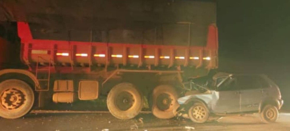 Carro bateu na traseira de caminho na Avenida Abaet — Foto: PM/Divulgao
