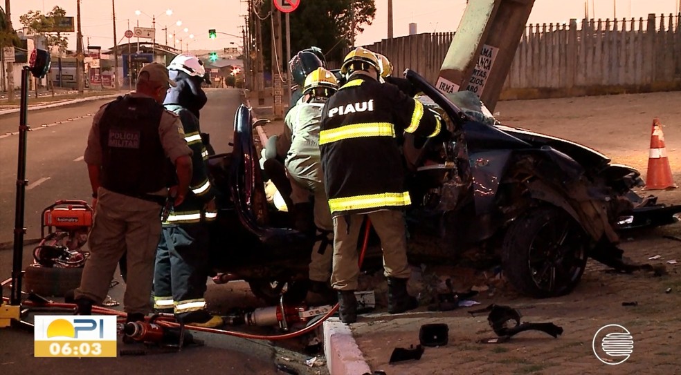 Quatro pessoas ficam feridas após colisão de carro contra poste na Av. Gil Martins em Teresina — Foto: Reprodução/TV Clube