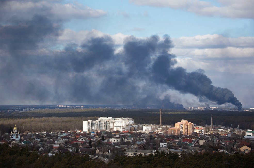 27 de fevereiro - Fumaça sobe após bombardeio nos arredores de Kiev, Ucrânia — Foto: Mykhailo Markiv/Reuters