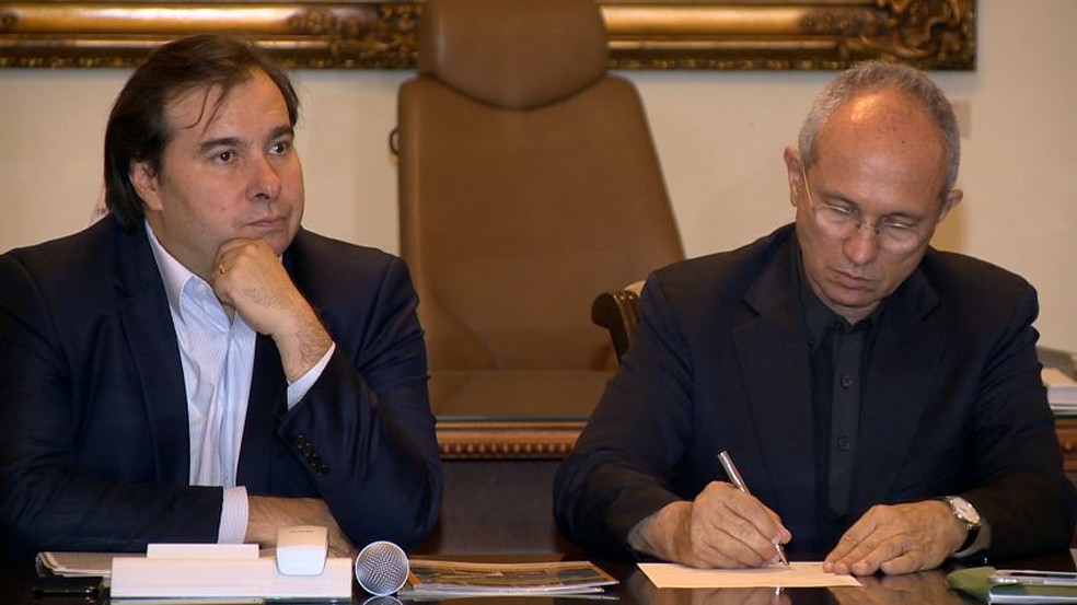 Rodrigo Maia, em visita ao Espírito Santo, ao lado do governador Paulo Hartung (Foto: Reprodução/TV Gazeta)