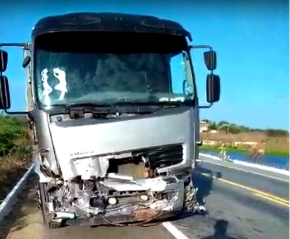 Parte da frente da carreta ficou destruÃ­da apÃ³s a colisÃ£o na CE-020, em Caridade â€” Foto: ReproduÃ§Ã£o/SVM